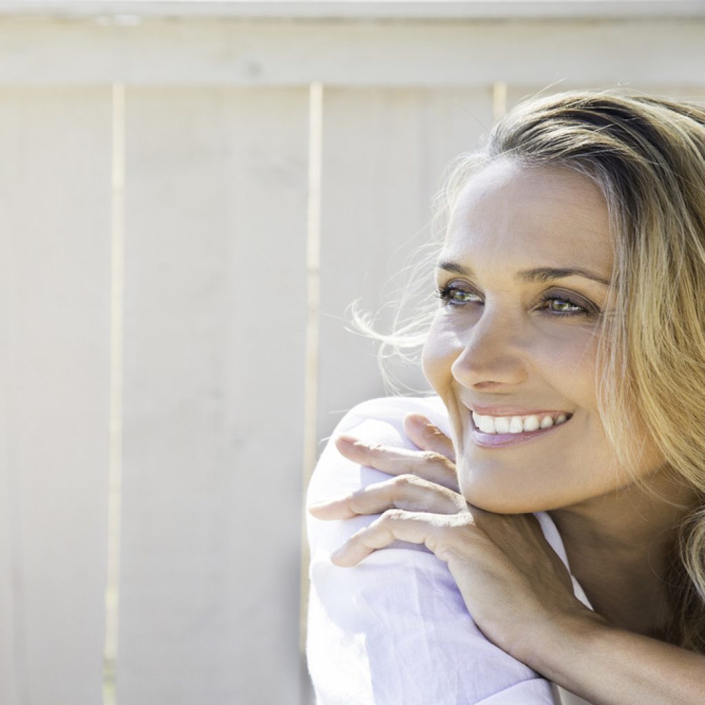 Cosmetic dentistry has become increasingly popular in recent years. From basics like teeth whitening and porcelain veneers to complete smile makeovers.
If you’re thinking about transforming your smile, take a few moments to consider these questions every patient should ask to help get you moving in the right direction.